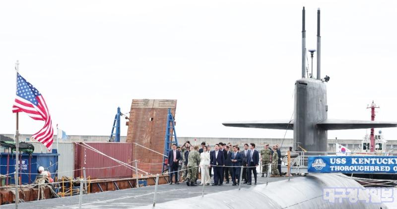 윤석열 대통령 부부, 미국 오하이오급 핵잠수함 켄터키함 방문