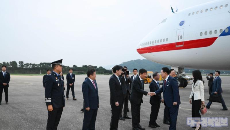 윤석열 대통령 부부는 동아시아국가연합(아세안·ASEAN) 정상회의와 주요20개국(G20) 정상회의 일정을 마치고 9월 11일 서울 공항에 도착했다.