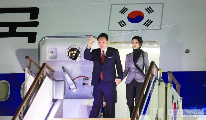 17일 윤석열 대통령 부부가 아시아태평양경제협력체(APEC) 정상회의 일정을 마치고 서울 공항에 도착했다.