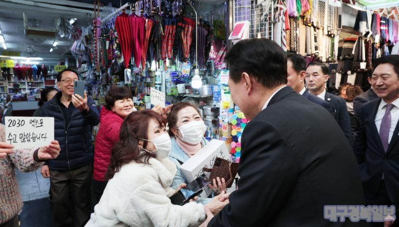 12월 6일 윤석열 대통령은 부산의 대표 전통시장인 국제시장 일원을 찾아 시민들과 소통하고 상인들을 격려했다