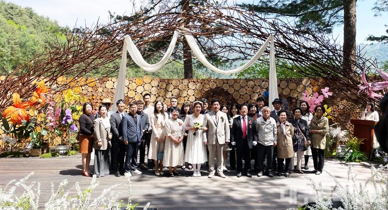 4월 23일 국립백두대간수목원 꽃마숲공연장에서 봉회군 지역민 안재식씨의 결혼식 000.jpg