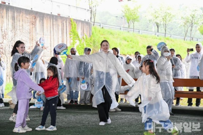 영주-1(참고사진)비가 오는 날씨에 진행된 지난해 _영주 한국선비문화축제_를 즐기고 있는 외국인들 모습.jpg